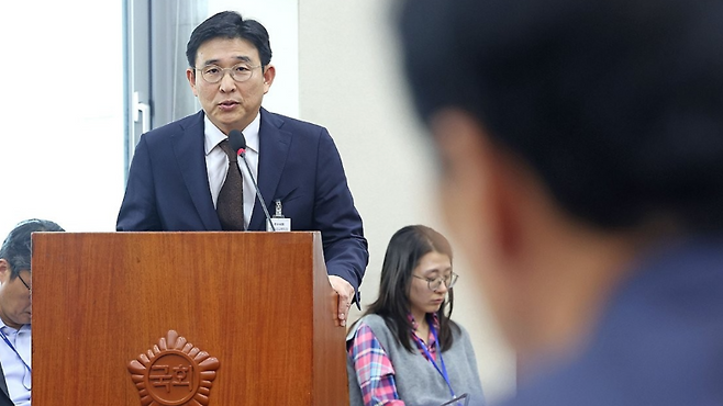 지난해 국회 국정감사에 증인으로 출석한 홍용준 쿠팡로지스틱스서비스(CLS) 대표이사. 홍 대표는 이 자리에서 "쿠팡 새벽 배송기사들의 근무 여건이 열악하다고 보지 않는다"고 주장했다. (사진 출처 : 연합뉴스)