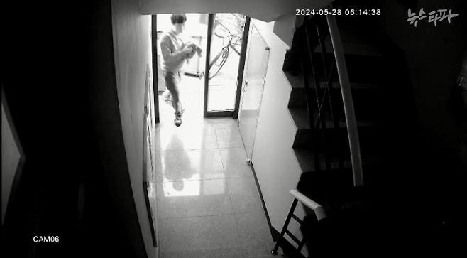 지난 5월 28일 사망 당일 새벽, 일을 마치고 귀가하는 고 정슬기 씨의 모습. 자택 CCTV상 시간은 새벽 6시 14분이지만, CCTV의 시간 설정이 1시간 5분 늦게 돼 있기 때문이다. 실제 귀가 시간은 아침 7시 20분경이다. 슬기 씨는 이날 저녁 집에서 심정지로 쓰러졌고, 병원으로 이송된 뒤 사망했다.&nbsp;