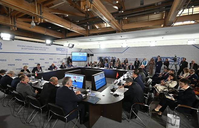 지난 26일 러시아 모스크바에서 열린 브릭스 에너지 장관 회의. 사진 왼쪽 책상에 지난 1월부터 회원국이 된 이집트와 이란 대표단의 모습이 보인다. 화면 중앙의 왼쪽이 이집트, 그 왼쪽 옆이 이란. 이집트와 이란의 맞은편 책상에는 왼쪽부터 남아공, UAE, 브라질 국기가 보인다. 주최국인 러시아와 중국은 서로 마주 보는 배치로 자리에 앉아 있다. 올해 브릭스 정상회의 주최국인 러시아는 최근 회원국 분야별 장관 회의를 잇따라 개최하고 있다. Russian 2024 BRICS Chairmanship 홈페이지 캡쳐