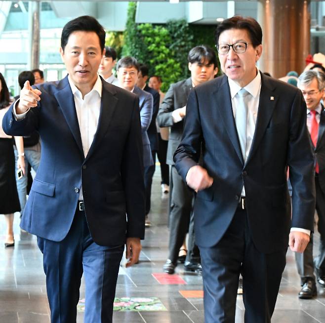 오세훈 서울 시장이 30일 '부산시장 초청 특별강연'차 서울시청을 방문한 박형준 부산시장과 서울시청사 로비에 마련된 열린민원실 등 시민공간을 둘러보고 있다. 서울시 제공