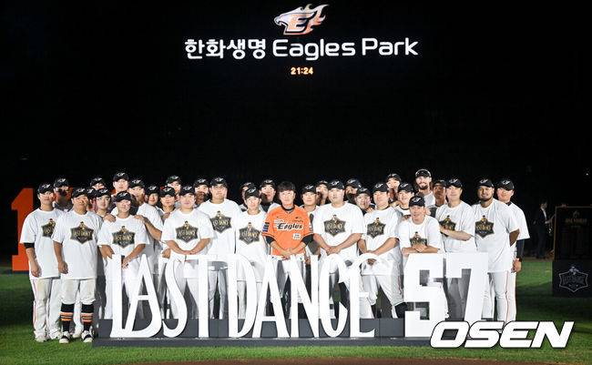 [OSEN=대전, 박준형 기자] 프로야구 한화 이글스가 61년 역사의 대전 한화생명이글스파크 고별전에서 패배했다. 정우람이 통산 1005경기로 은퇴한 가운데 한화 구단 최초 80만 관중 돌파로 피날레했다.&nbsp;한화는 29일 대전 한화생명이글스파크에서 열린 2024 신한 SOL Bank KBO리그 NC 다이노스와의 시즌 최종전을 2-7로&nbsp;패했다.&nbsp;경기종료 후 진행된 정우람 은퇴식에서 정우람이 한화 동료들과 포즈를 취하고 있다.   2024.09.29 / soul1014@osen.co.kr
