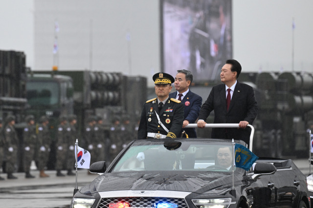 ▲ 윤석열 대통령이 지난해 9월 26일 성남 서울공항에서 열린 건군 제75주년 국군의날 기념식에서 국군 장비 부대를 사열하고 있다. ⓒ연합뉴스