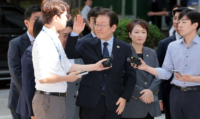 ▲더불어민주당 이재명 대표가 30일 오후 서울 서초구 서울중앙지법에서 열린 위증교사 혐의 관련 1심 결심공판에 출석하기 위해 법정으로 향하며 지지자들을 향해 손을 흔들고 있다. ⓒ연합뉴스