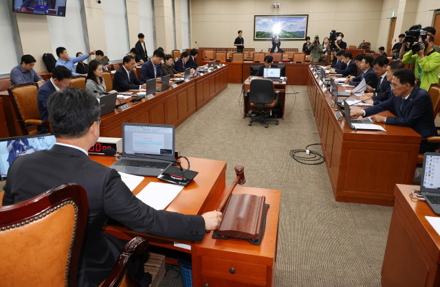 ▲30일 오전 열린 국회 환경노동위원회 전체회의에서 더불어민주당 소속 안호영 위원장이 의사봉을 두드리고 있다. ⓒ연합뉴스