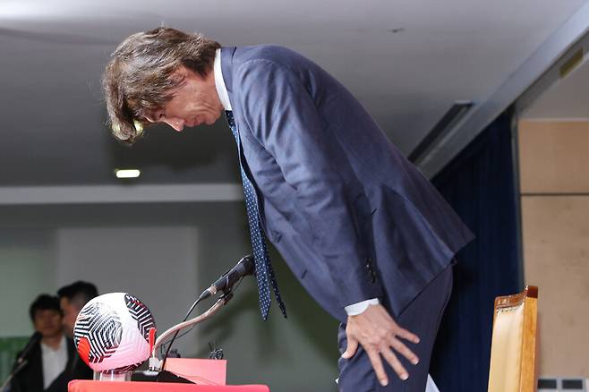 ▲ 한국 축구대표팀의 홍명보 감독은 30일 오전 11시 서울 종로구에 위치한 축구회관에서 내달에 예정된 국제축구연맹(FIFA) 2026 북중미 월드컵 아시아 지역 3차 예선 2연전에 나설 26인의 명단을 발표했다. ⓒ연합뉴스