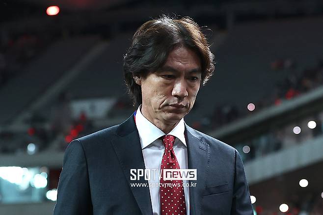 ▲ 홍명보 감독은 최근 국회 문화체육관광위원회 현안 질의에 증인으로 출석해 대표팀 감독 선임 과정에 관한 국회의원들의 질문에 답변을 했다. 홍명보 감독은 "그동안 회의록을 보지는 못했는데, 국회에서 회의록을 듣고 봤다. 개인적으로는 10차까지는 문제가 없었다고 생각한다. 다만 11차 행정적인 착오가 있었다고 생각한다. 전력강화위원장을 교체하면서 임명장이라던지 행정적인 절차가 없었다는 걸 어느정도 인정할 수 있을 것 같다"라고 답했다. 대표팀 명단을 발표하는 자리에서도 "대한축구협회가 회의록을 공개해 투명하게 평가받았으면 한다"는 바람을 전했다.&nbsp;&nbsp;ⓒ곽혜미 기자