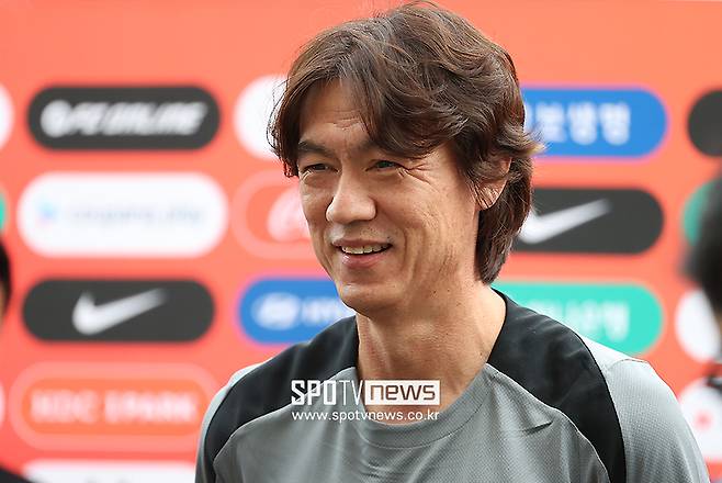 ▲ 홍명보 감독은 최근 국회 문화체육관광위원회 현안 질의에 증인으로 출석해 대표팀 감독 선임 과정에 관한 국회의원들의 질문에 답변을 했다. 홍명보 감독은 "그동안 회의록을 보지는 못했는데, 국회에서 회의록을 듣고 봤다. 개인적으로는 10차까지는 문제가 없었다고 생각한다. 다만 11차 행정적인 착오가 있었다고 생각한다. 전력강화위원장을 교체하면서 임명장이라던지 행정적인 절차가 없었다는 걸 어느정도 인정할 수 있을 것 같다"라고 답했다. 대표팀 명단을 발표하는 자리에서도 "대한축구협회가 회의록을 공개해 투명하게 평가받았으면 한다"는 바람을 전했다. ⓒ곽혜미 기자