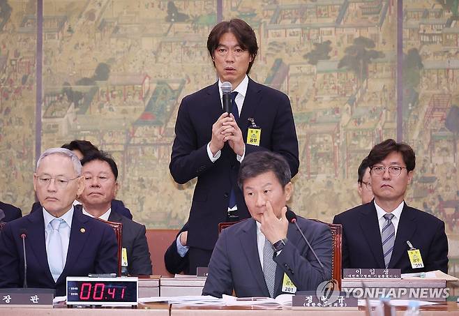 대한민국 축구 국가대표팀의 수장 홍명보 감독은 30일 서울 종로구 신문로에 위치한 축구회관에서 진행된 2026 국제축구연맹(FIFA) 북중미 월드컵(캐나다·멕시코·미국 공동개최) 아시아 지역 3차 예선 2연전에 앞서 진행된 10월 A매치 명단 발표 기자회견에서 이와 같이 답답함을 토로했다. 사진 연합뉴스