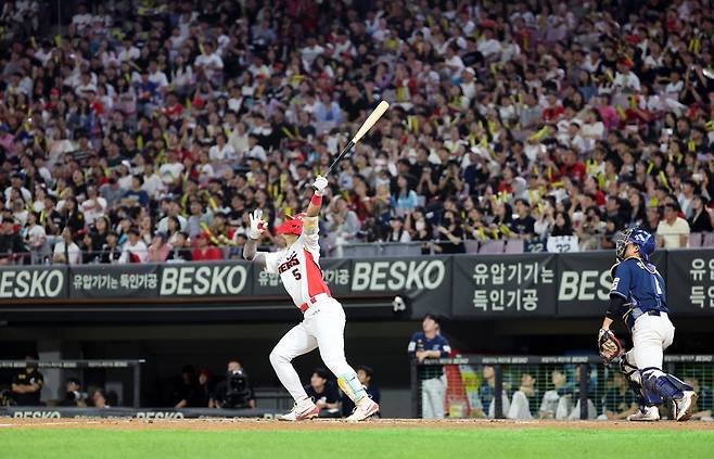 30일 광주기아챔피언스필드에서 열린 프로야구 NC 다이노스와 KIA 타이거즈의 경기. KIA 김도영이 7회말 2사 1루에서 우익수 플라이를 때리고 있다. 김도영은 이 타석을 마지막으로 8회초 수비에 교체돼 정규시즌을 38홈런-40도루로 마쳤다. 연합뉴스