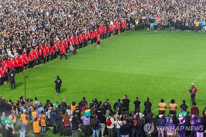 뉴질랜드 하카 세계 기록 (오클랜드 AFP=연합뉴스) 29일(현지시간) 뉴질랜드 오클랜드 에덴파크 럭비 경기장에서 6천여명의 사람이 모여 함께 하카 공연을 하고 있다. 2024.9.30. photo@yna.co.kr