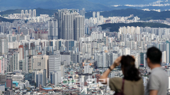 서울 남산공원에서 바라본 서울 시내 아파트 단지 모습.(사진=노진환 기자)