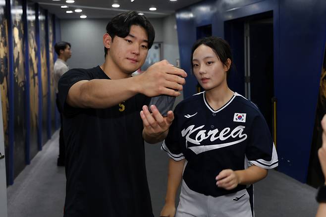 대표팀 투수 한시율이 김도영과 기념촬영 하고 있다. 사진 | KIA 타이거즈