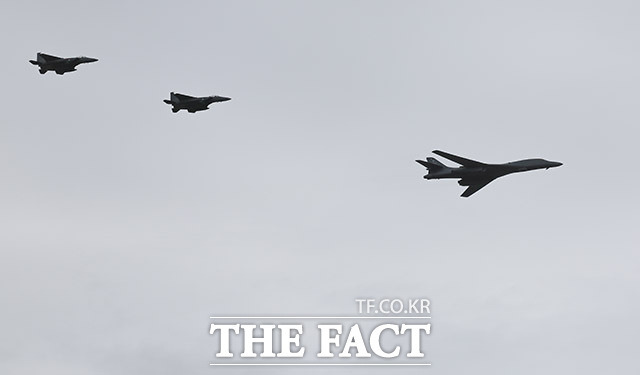 서울공항 상공에서 미 공군 전략폭격기 B-1B 랜서가 F-15K 호위 받으며 전개하고 있다.