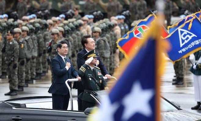 윤석열 대통령이 1일 성남 서울공항에서 열린 건군 76주년 국군의날 기념식에서 김용현 국방부 장관과 함께 열병차량을 타고 국군 부대를 사열하고 있다. [이미지출처=연합뉴스]