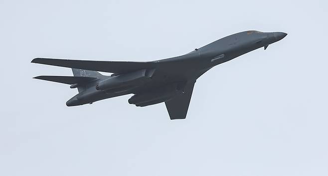 '죽음의 백조'로 불리는 미 공군 초음속 전략폭격기 B-1B 랜서가 1일 오전 제76주년 국군의 날을 기념해 성남 서울공항 상공을 비행하고 있다. /뉴스1