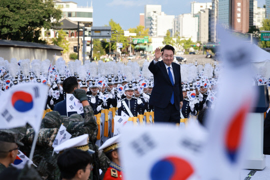 건군 76주년 국군의날 시가행진이 열린 1일 윤석열 대통령이 서울 광화문 월대 앞 무대에서 국군 장병들에게 손흔들어 인사하고 있다. 연합뉴스