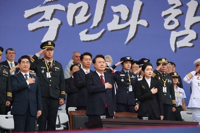 윤석열 대통령이 1일 성남 서울공항에서 열린 건군 제76주년 국군의날 기념식에서 거수경례하고 있다.ⓒ뉴시스