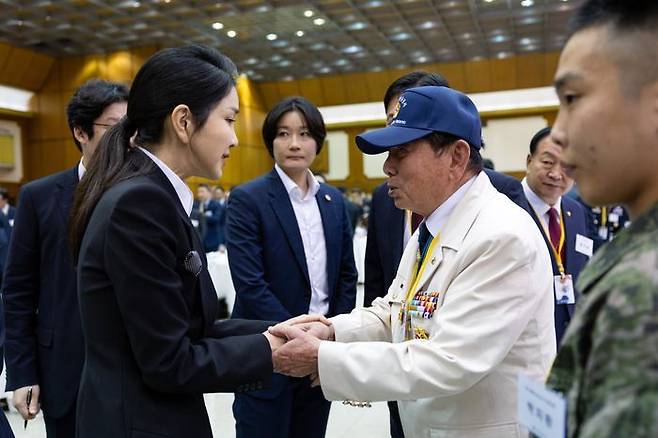 윤석열 대통령 부인 김건희 여사가 1일 성남 서울공항 국빈행사장에서 열린 건군 제76주년 국군의날 경축연에서 6.25참전용사와 인사나누고 있다. ⓒ대통령실