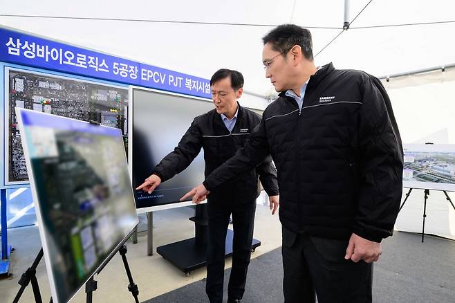 이재용 삼성전자 회장(오른쪽)이 2월 16일 삼성바이오로직스 인천사업장을 방문해 5공장 건설 현장에서 관계자로부터 브리핑을 듣는 모습. 동아일보 DB