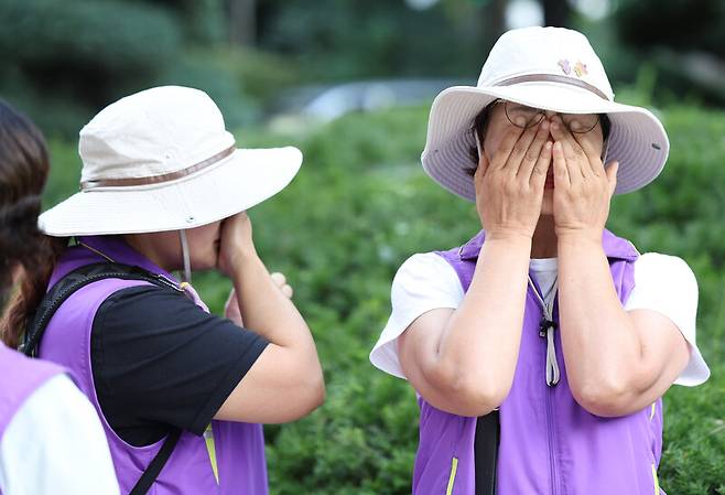 이태원 참사 부실 대응 관련 1심 선고재판이 열린 30일 오후 서울 마포구 서울서부지방법원 앞에서 유가족들이 박희영 용산구청장이 무죄 판결을 받고 청사를 빠져나가자 눈물을 흘리고 있다. 연합뉴스