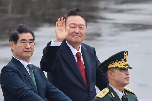 윤석열 대통령이 1일 경기 성남 서울공항에서 열린 건군 제76주년 국군의 날 기념식에서 김용현 국방장관과 함께 사열하며 손인사를 하고 있다. 뉴스1