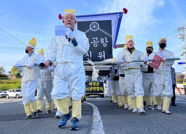 경북 의성군 이장연합회와 주민 등 600여 명이 지난해 10월 초 의성읍에서 '화물터미널 없는 신공항 이전 반대'를 주장하며 상여를 메고 가두행진을 하고 있다. 국토교통부는 최근 의성에도 화물터미널을 짓는 방안을 제시했으나 부지를 둘러싸고 의성 측과 이견을 보이면서 대구시의 '플랜B'까지 파장이 일고 있다. 뉴시스