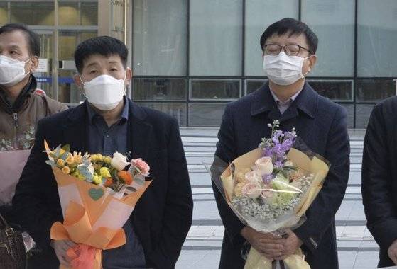 윤성여씨는 자신을 믿어준 거의 유일한 사람으로 박종덕(오른쪽) 청주교도소 계장을 꼽았다. 연합뉴스