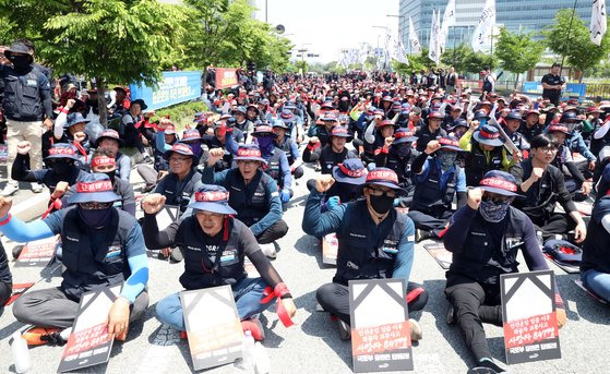 민주노총 공공운수노조 화물연대본부 조합원들이 지난 5월 23일 세종시 국토교통부 앞에서 집회를 열고 공공성·노동권 확대와 국가 책임 예산·일자리 쟁취 등을 요구하고 있다. 뉴스1