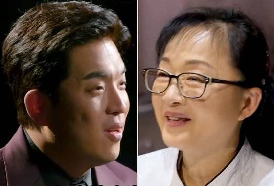 넷플릭스 '흑백요리사'에서 심사를 맡은 미쉐린 3스타의 안성재(왼쪽) 셰프가 전직 초등학교 급식 조리사 ‘급식대가’ 이미영(60)씨의 요리에 대해 "어렸을 때 추억이 떠올라 계속 먹게 된다"고 평가했다. 사진 유튜브 캡처