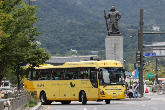 1일 오전 서울 종로구 광화문광장 일대에서 동두천 옛 성병관리소 철거에 반대하는 평화버스가 이날 평화문화제가 열리는 소요산으로 이동하고 있다. 연합뉴스