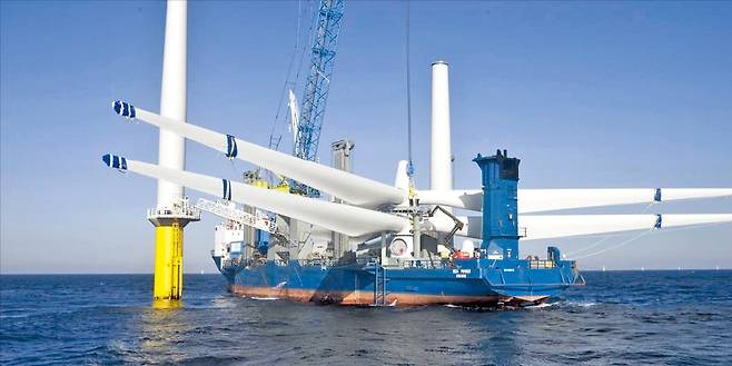 지난달 29일 영국 북동부 그림스비의 항구에서 출발한 배에 해상 풍력 발전 장비가 실려 있다. 영국 정부가 북동부 험버 지역에 해상 풍력 클러스터를 조성하면서 인근 항구도시 그림스비는 해상 풍력 허브로 도약하고 있다.  AB포트