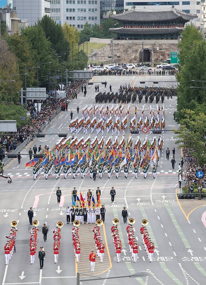 Honor guards and marching bands of South Korean military forces join the military parade along Sejongdaero northbound from Namdaemun to Gwanghwamun in central Seoul on Tuesday. (Yonhap)