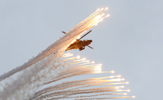 An Apache helicopter fires flares at a ceremony marking the 76th Armed Forces Day at Seoul Air Base in Seongnam, Gyeonggi, Tuesday. [YONHAP]