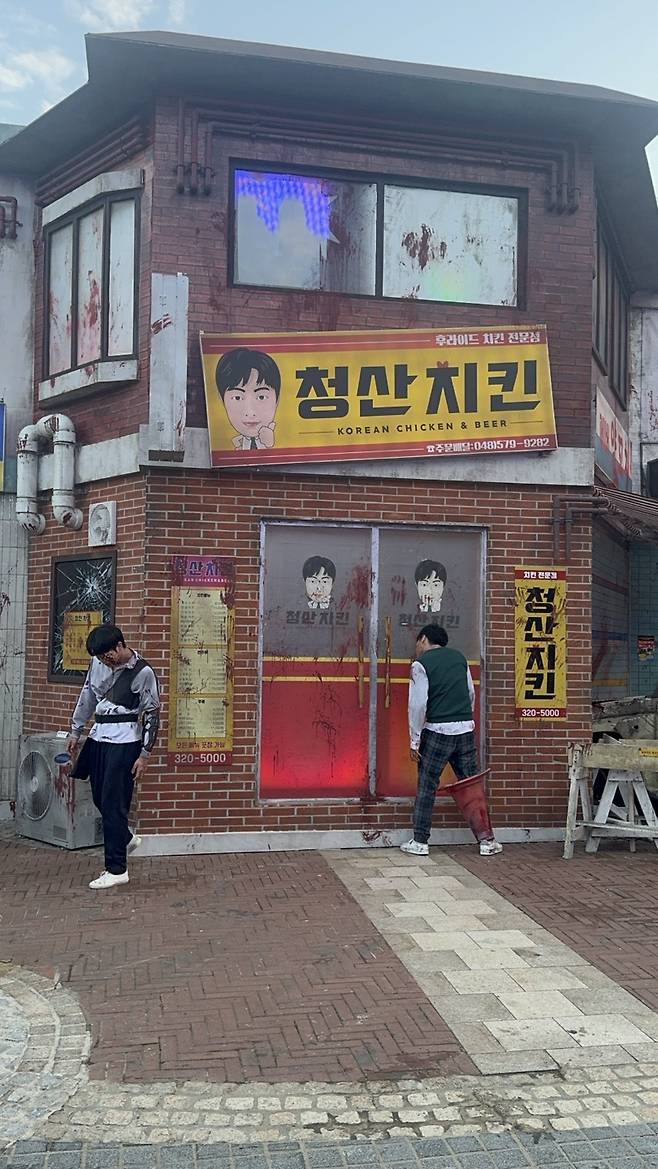 Actors dressed up as zombies entertain visitors at Everland's Blood City zone in Yongin Gyeonggi [YIM SEUNG-HYE]