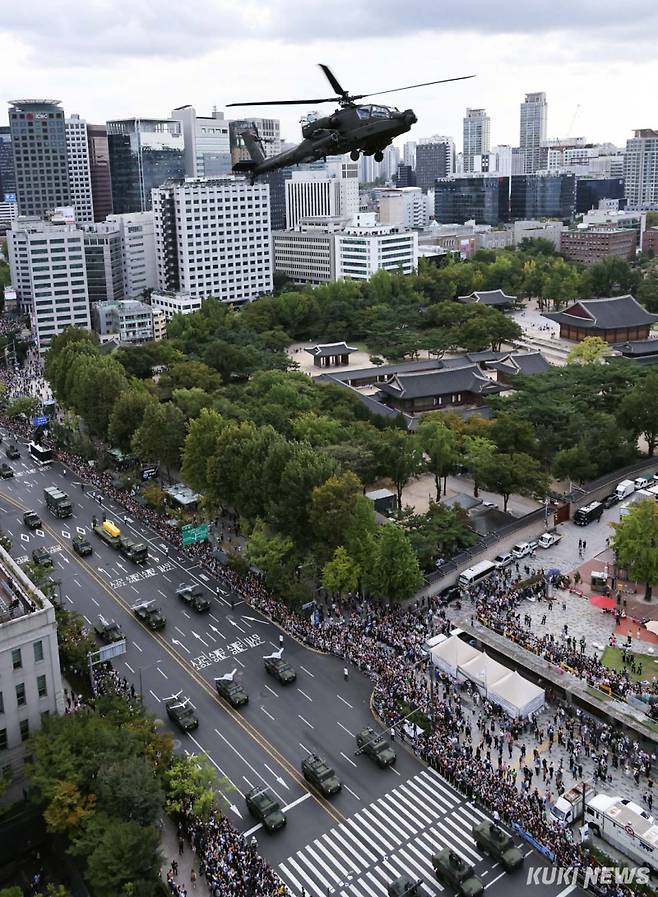 광화문 일대 세종대로에서 펼쳐진 제76주년 국군의 날 시가행진에서 행진대열 위로 아파치헬기가 비행을 하고 있다