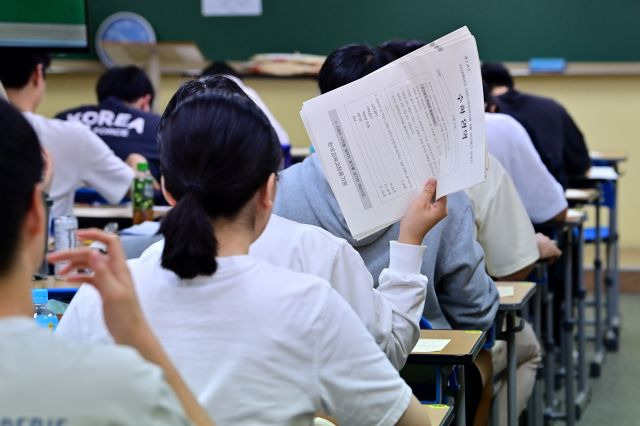 지난달 4일 오전 서울 양천구 목동종로학원에서 수험생들이 시험을 준비하고 있다. 연합뉴스