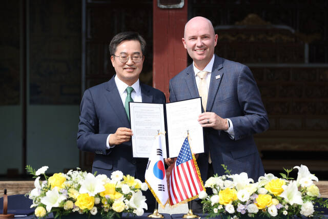 김동연 경기도지사(왼쪽)와 스펜서 제임스 콕스 미국 유타주지사가 지난달 30일 화성행궁 유여택에서 액션플랜에 서명하고 기념 사진을 촬영하고 있다. 경기도 제공