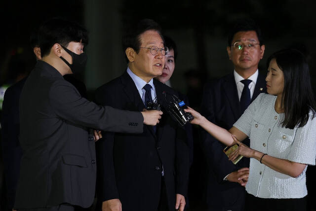 더불어민주당 이재명 대표가 30일 오후 서울 서초구 서울중앙지법에서 열린 위증교사 혐의 관련 1심 결심공판을 마친 뒤 법원을 나서며 취재진의 질문에 답하고 있다. 연합뉴스