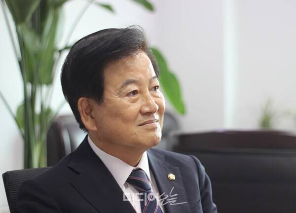 ▲지난달 25일 정동영 더불어민주당 의원이(국회 과방위 예산결산심사소위원장) 서울 영등포구 국회 의원회관에서 미디어오늘과 인터뷰하고 있다. 사진=금준경 기자