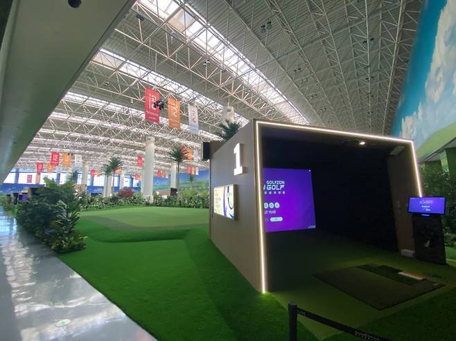 골프존 톈진 시티골프장 1번홀에서 바라본 전체 골프장 전경. 스크린골프 기계와 뒤로 이어진 쇼트게임존이 보인다. 축구장 3개 넓이 공간에 18개 홀이 이어져 배치돼 있었다./사진=우경희 기자