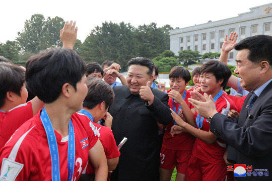 김정은 북한 국무위원장이 지난달 30일 2024년 국제축구연맹(FIFA) 20살 이하 여자 월드컵에서 승리를 거둔 축구대표팀 선수들을 만나 격려했다고 조선중앙통신이 1일 보도했다. 연합뉴스