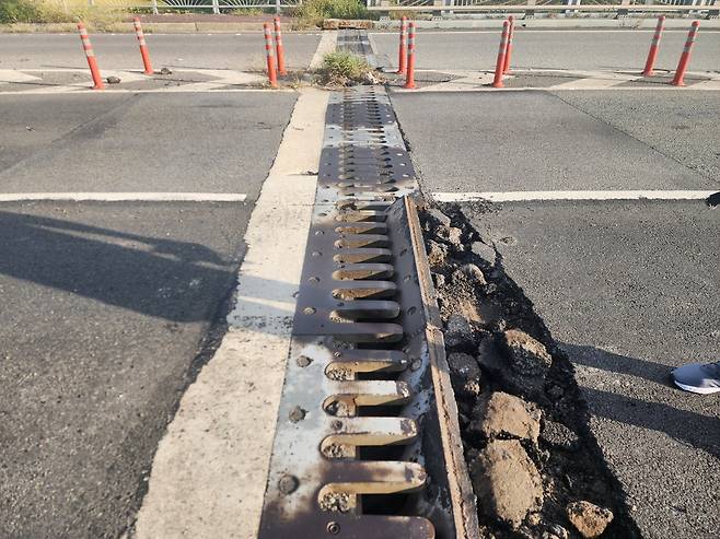 광주 서구와 광산구를 잇는 무진대로 어등대교 교량 이음새가 파손돼 광주시가 보수공사에 나섰다.