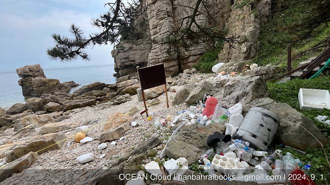 지난 8일 인천 옹진군 백령도 등대해안의 쓰레기 [hanbahralbooks@gmail.com]