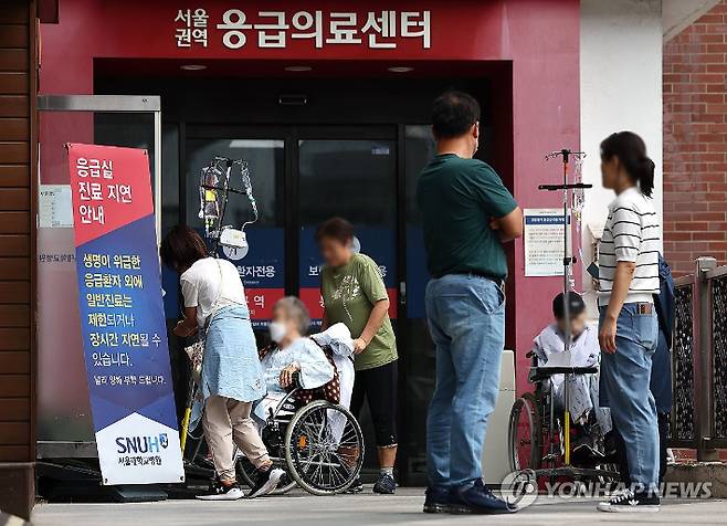 (서울=연합뉴스) 류영석 기자 = 의료 공백으로 인한 응급실 혼란이 지속되는 25일 오후 서울의 한 대학 병원 응급실 앞에서 환자들이 대기하고 있다. 2024.9.25 ondol@yna.co.kr 연합뉴스