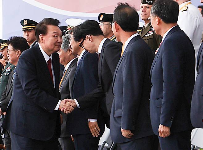 윤석열 대통령이 1일 성남 서울공항에서 열린 건군 76주년 국군의날 기념식을 마치고 퇴장하며 국민의힘 한동훈 대표 등과 악수하고 있다. 연합뉴스