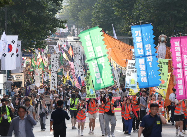 ▲7일 오후 서울 강남구 테헤란로에서 기후위기 대응 촉구 대규모 집회 참가자들이 삼성역 방향으로 행진하고 있다. ⓒ연합뉴스