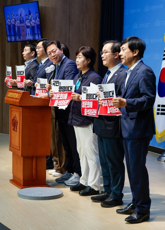 박상용 검사 청문회 출석 촉구하는 민주당 - 국회 법제사법위원회 소속 더불어민주당 김승원 간사를 비롯한 위원들이 1일 서울 여의도 국회 소통관에서 이재명 대표 관련 대북송금 사건을 수사한 박상용 검사 등 탄핵청문회 증인 불출석 규탄 및 출석 촉구 기자회견을 하고 있다. 왼쪽부터 김용민, 장경태, 전현희, 김승원, 서영교, 이건태, 이성윤 의원. 뉴스1