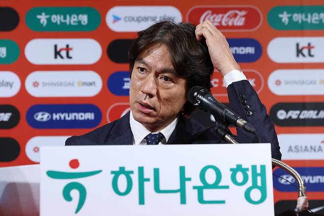 ▲ 홍명보 축구대표팀 선임 과정이 불공정하다는 지적을 받고 있다. 홍명보 감독은 전력강화위원회를 통해 1순위에 올랐기에 대한축구협회의 제안을 수락했다고 주장했다. 축구협회가 공개한 10차 회의록에는 실제로 홍명보 감독을 1순위로 추천한 사실을 볼 수 있다. 절차상 문제가 없다는 홍명보 감독의 주장은 사실로 보인다. 다만 평가 객관성 문제까지 해소하지는 못했다. ⓒ 연합뉴스