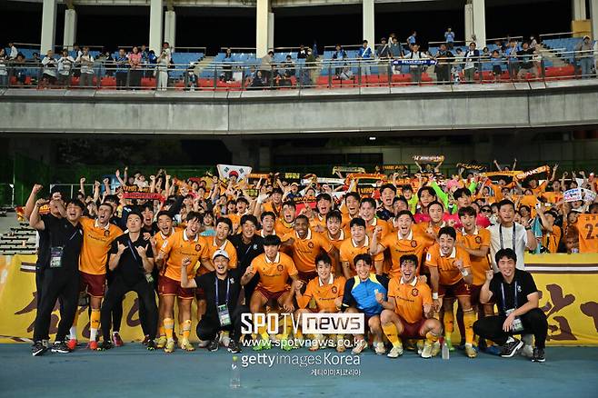 ▲ 이정효 감독이 이끄는 광주FC가 아시아 최고 무대인 2024-25시즌 아시아축구연맹(AFC) 챔피언스리그 엘리트(ACLE)에서 연일 승전보를 전하고 있다. ACLE 출전이 처음인 광주인데 아시아 무대 경험이 많은 J리그 구단을 연거푸 제압하며 일본 킬러로 거듭났다. 리그 스테이지 첫 경기에서 요코하마 마리노스를 7-3으로 꺾더니 가와사키 프론탈레와 원정 경기도 1-0으로 이겨 2연승을 내달렸다.