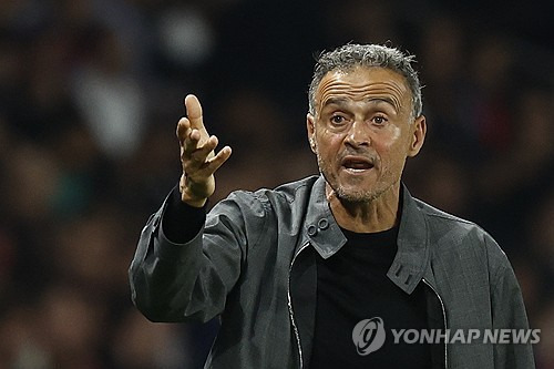 이번 시즌 파리 생제르맹(PSG)의 에이스로 활약하고 있는 우스만 뎀벨레가 루이스 엔리케 감독의 질책성 결정으로 인해 아스널전에 출전할 수 없게 됐다. 뎀벨레가 빠진 상황에서 유럽축구연맹(UEFA) 챔피언스리그 토너먼트 진출을 노리는 PSG의 희망은 최근 출전할 때마다 좋은 경기력을 보여주고 있는 이강인이다. 직전 경기에서 맹활약한 이강인은 다가오는 아스널과의 경기에서도 PSG의 키 플레이어가 될 가능성이 높다. 사진 연합뉴스